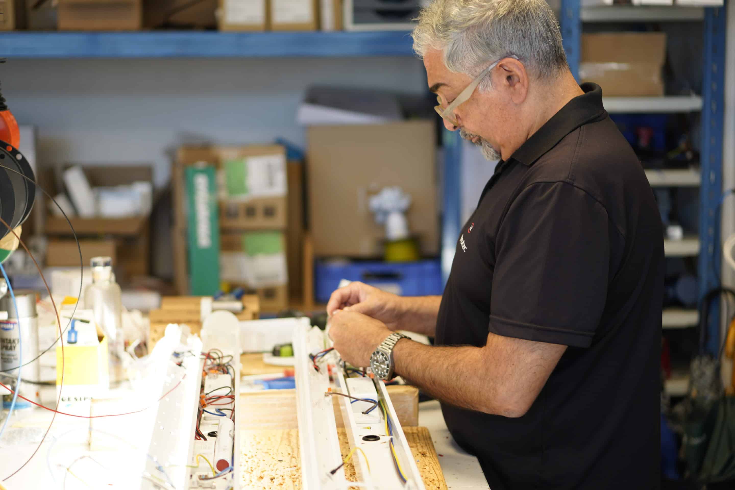 aprotec-actualité-swissmade Fabrication Swiss Made d’un luminaire de secours dans les ateliers Aprotec